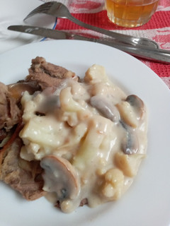 Una foto de Coliflor con champiñones en salsa blanca, distinta guarnición y sabrosa