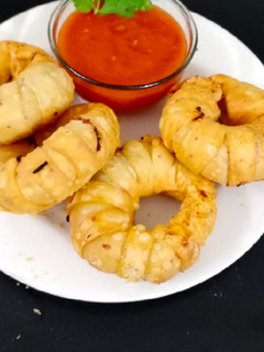 रिंग समोसे /डोनट समोसे (ring samose/ donut samose recipe in Hindi) रेसिपी मुख्य फोटो