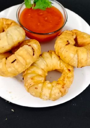 रिंग समोसे /डोनट समोसे (ring samose/ donut samose recipe in Hindi) रेसिपी मुख्य फोटो