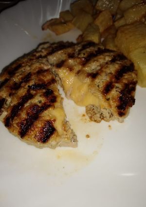 Una foto de Hamburguesas caseras de cerdo rellenas con queso, un lujo😊😊