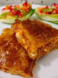 Una foto de Empanada de atún y ensalada de cogollos con frutas
