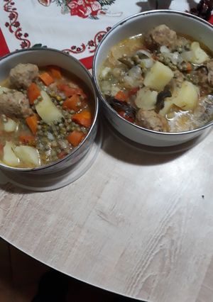 Una foto de Mi estofado de verduras con albóndigas de pollo muy sabroso !!