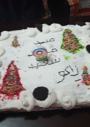 Une photo de Tarte d'anniversaire avec des sapins