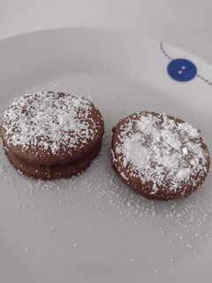 Una foto de Alfajor de chocolate y kiwicha