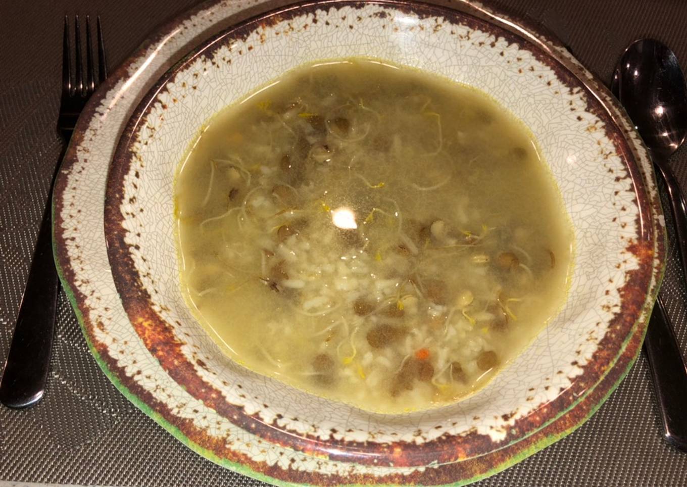 Sopa de brotes de lentejas