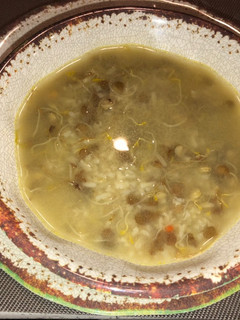 Una foto de Sopa de brotes de lentejas