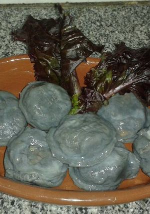 Una foto de Sorrentinos negros de salmón rosado