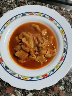 Una foto de Callos con chorizo, jamón y morcilla