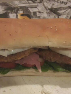 Una foto de Sándwich súper completo de milanesa 😋