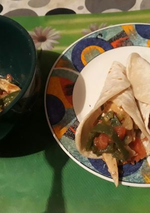 Una foto de Tacos simples de pollo y verdura