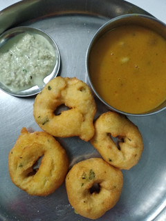 મેદુ વડા (Medu Vada Recipe In Gujarati) રેસીપી મુખ્ય ફોટો