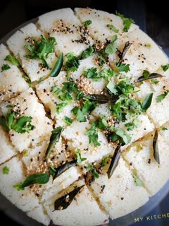 સૂજી/રવા ઢોકળા (Rava Dhokla Recipe In Gujarati) રેસીપી મુખ્ય ફોટો