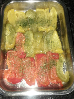 Una foto de Pimientos al vapor con ajo, perejil y aceite de oliva