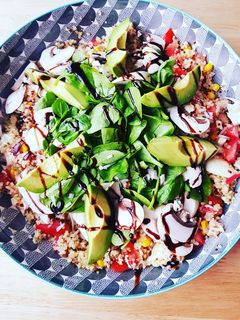 Une photo de Salade quinoa boulgour poussé d'épinard