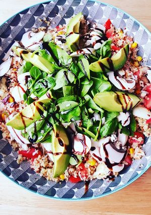 Une photo de Salade quinoa boulgour poussé d'épinard