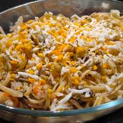 Una foto de Tallarines con vegetales y gambones