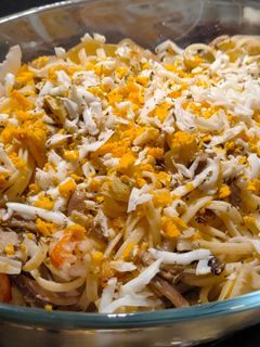 Una foto de Tallarines con vegetales y gambones