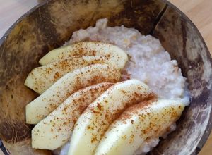 Foto di Porridge all'acqua con mela e cannella