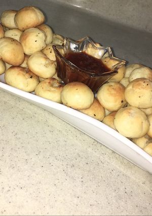 صورة لوصفة كرات الجبن مع صوص البيتزا