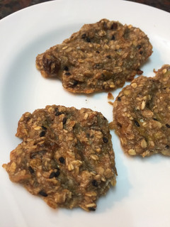 Una foto de Galletitas de avena, banana, coco y pasas