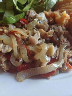 Una foto de Salteado de pescadilla, cebolla y morrón