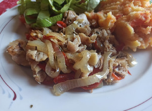Una foto de Salteado de pescadilla, cebolla y morrón