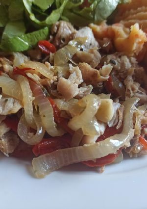 Una foto de Salteado de pescadilla, cebolla y morrón