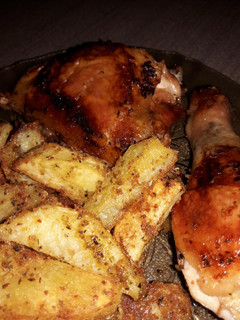 Una foto de Pata muslo al horno con papas