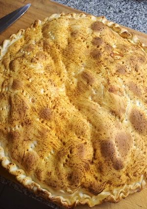 Una foto de Tarta de jamón, queso y bondiola 🧀🥧