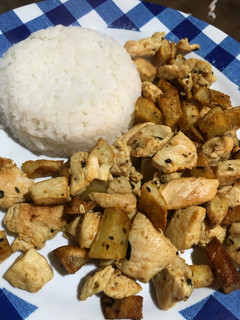Una foto de Pollo a la mostaza con papas y arroz 🍗🥔🍚