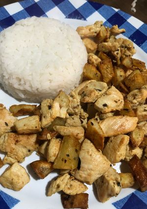Una foto de Pollo a la mostaza con papas y arroz 🍗🥔🍚