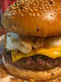 Hambúrguer caseiro com queijo e cebola crocante