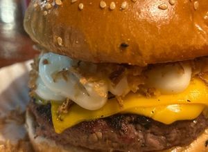 Foto de Hambúrguer caseiro com queijo e cebola crocante