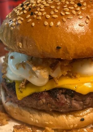 Foto de Hambúrguer caseiro com queijo e cebola crocante