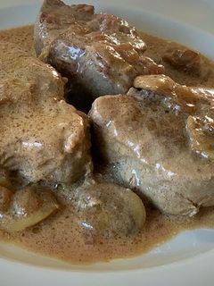 Una foto de Solomillo de cerdo en salsa de Oporto con champiñones