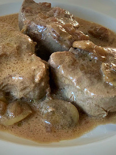Una foto de Solomillo de cerdo en salsa de Oporto con champiñones