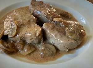 Foto principal de Solomillo de cerdo en salsa de Oporto con champiñones