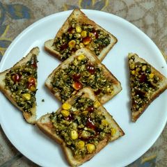 A picture of Spinach bread tawa pizza.