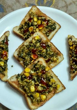 A picture of Spinach bread tawa pizza.