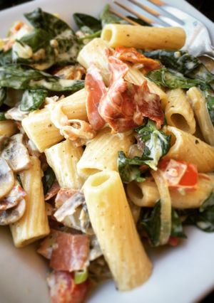 A picture of Creamy Rigatoni with Basil Pesto & Prosciutto.