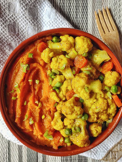 Una foto de Coliflor al curry con puré de boniato