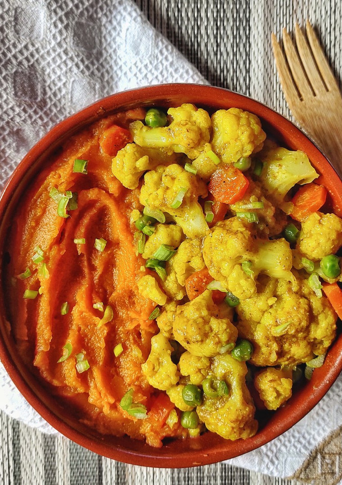 Una foto de Coliflor al curry con puré de boniato