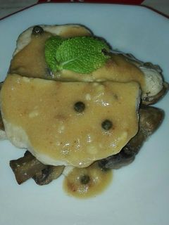 Una foto de Champis con salsa