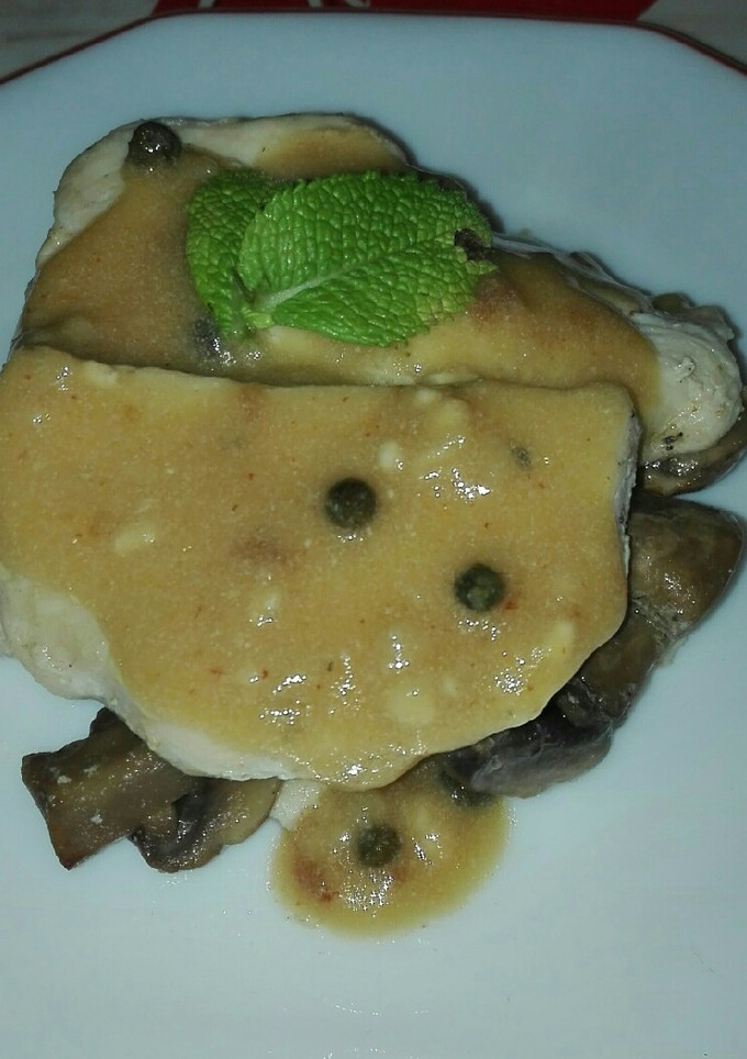 Una foto de Champis con salsa