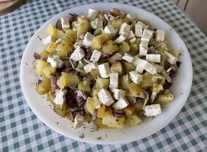 Une photo de Salade de pommes de terre, chou blanc, oignon rouge et feta