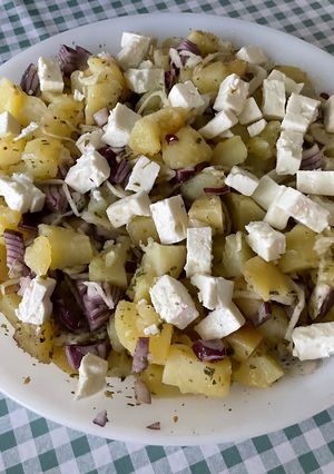 Une photo de Salade de pommes de terre, chou blanc, oignon rouge et feta