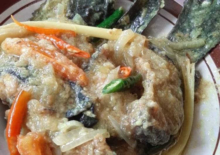 Bagaimana Membuat Ikan lele dumbo bumbu kemiri😃, Enak