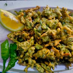 A picture of Lila lehsan na bhajiya / Kumbhaniya bhajiya.