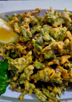 A picture of Lila lehsan na bhajiya / Kumbhaniya bhajiya.