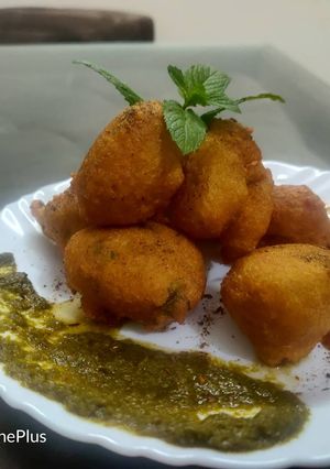 A picture of Moong Dal Laddoo With Chutney.